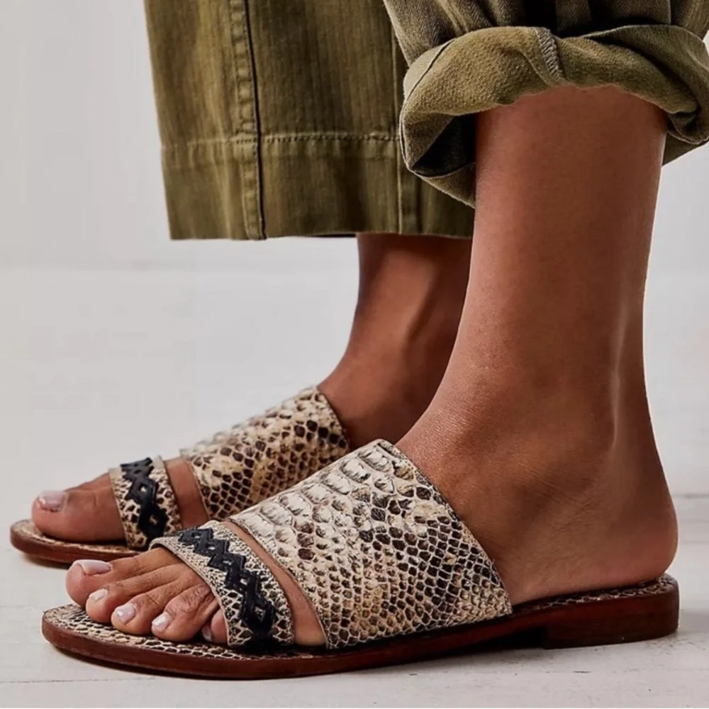 🔖 FREE PEOPLE Saturday Sandal Slip on Slide on Snake Tan Black
